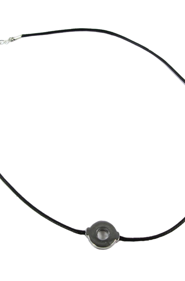 Collier inspiré de Itachi Uchiha de Naruto, reproduisant fidèlement son accessoire emblématique. Ce collier est composé d’un cordon noir agrémenté de trois anneaux métalliques, fidèle au design du personnage. Un must-have pour les fans et les cosplayers de l’univers de Naruto.