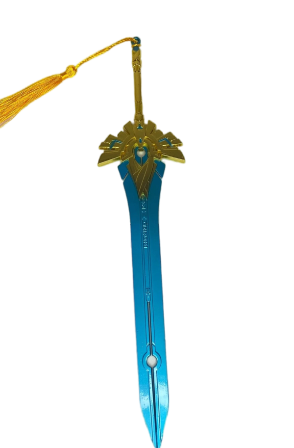 Mini réplique de l'épée Grande Fierté de la Voûte d'Azur, inspirée de Genshin Impact. Cette lame majestueuse arbore un design bleu éclatant avec des ornements dorés détaillés, ainsi qu'un pompon doré suspendu au manche, ajoutant une touche d'élégance. Son apparence raffinée en fait un objet de collection idéal pour les fans du jeu