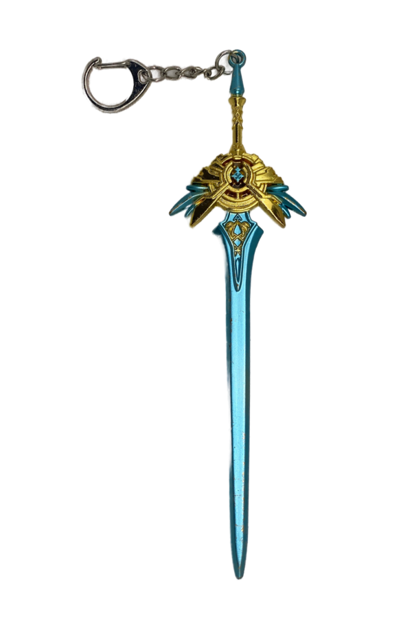 Mini réplique de la Lame de la Voûte d'Azur, inspirée de Genshin Impact, exposée sur un support noir. L'épée arbore une lame bleu vif avec des motifs dorés détaillés sur la garde, qui adopte une forme majestueuse et ornée. Une chaîne métallique avec un anneau est attachée au manche pour servir de porte-clés.
