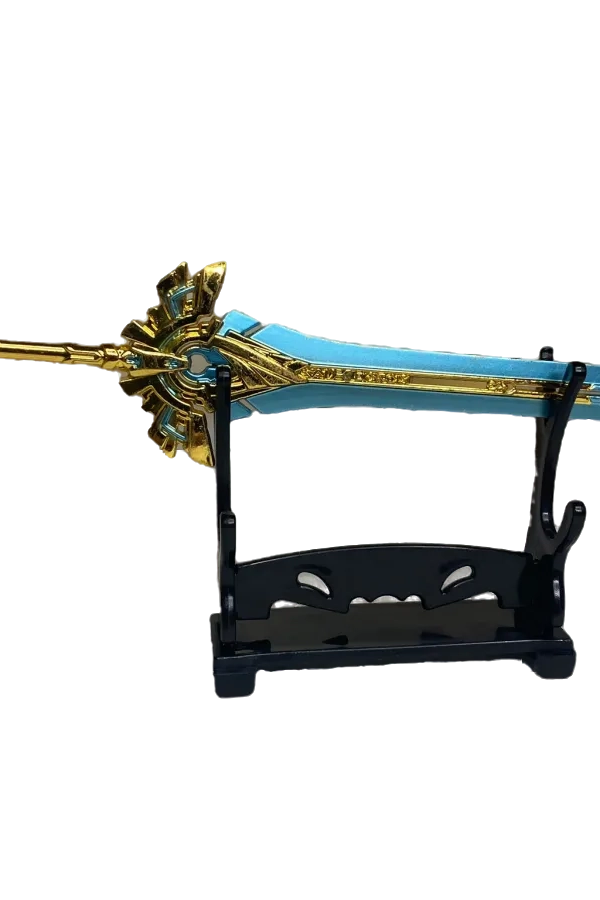 Porte-clés miniature de l’épée Fierté de la Voûte d’Azur, inspirée de Genshin Impact. La lame bleu clair aux détails dorés est montée sur un support noir élégant. Une chaîne métallique avec mousqueton est attachée au manche pour un transport facile.