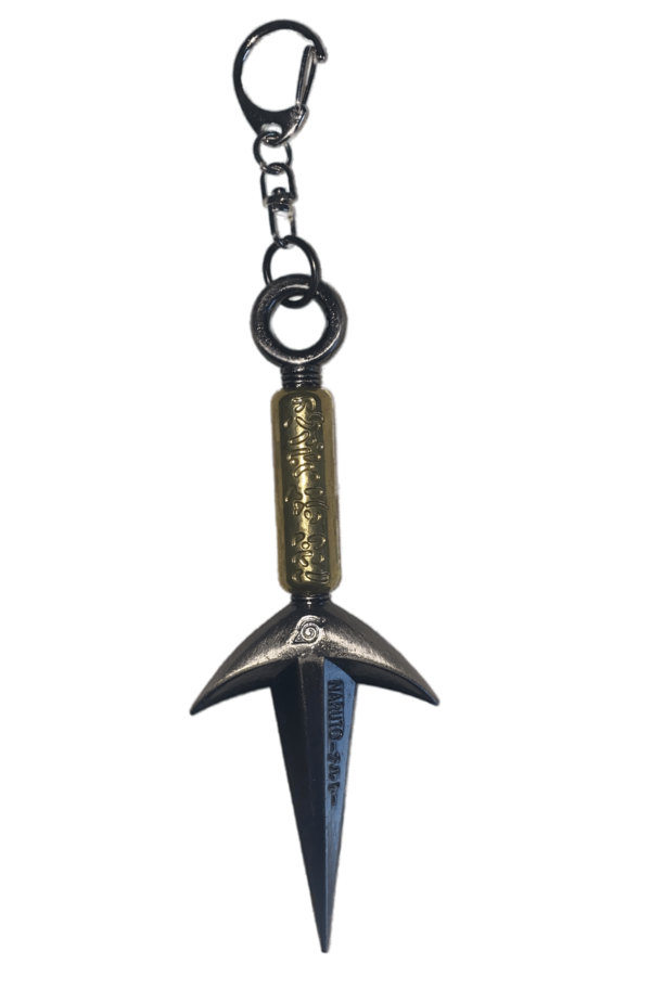 Porte-clés kunai de Minato Namikaze, inspiré de Naruto. Ce kunai emblématique arbore une lame noire ornée d’inscriptions kanji et du symbole de Konoha. Son manche doré finement gravé est relié à une chaîne et un mousqueton noir pour un transport facile.
